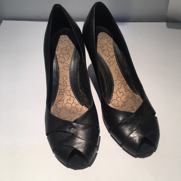 Kenneth Cole black leather open toe wedge - Picture 5 of 7